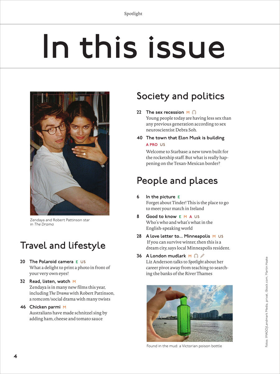 Sehr übersichtliche Magazinseite mit der Überschrift 'In this issue', dazu Inhaltsverzeichnis in drei Kategorien: Society and politics, People and places, Travel and lifestyle. Zwei Farbfotos, unter anderem von Zendaya und Robert Pattinson. Dezentes modernes Layout.
