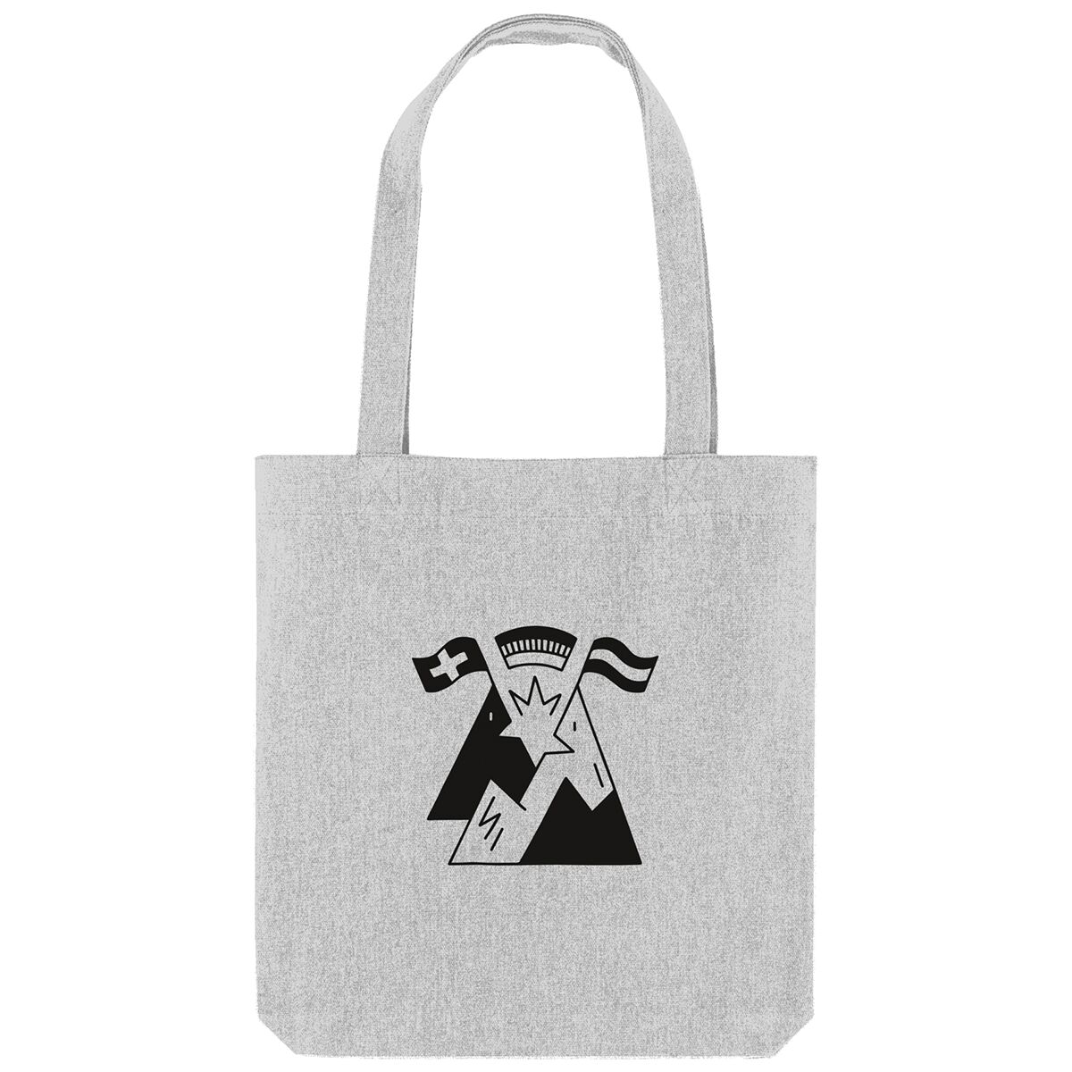 Eine hellgraue Stofftasche mit schwarzen, stilisierten Bergmotiven und kleinen Landesflaggen von Deutschland, Österreich und der Schweiz, zentral auf der Vorderseite. Die Tasche ist rechteckig mit zwei Henkeln und ohne weitere Verzierungen, ideal für den Alltag oder als Souvenir.