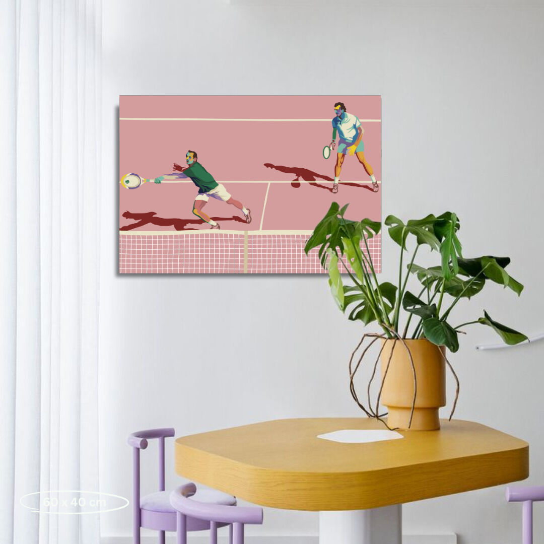 Ein Malen nach Zahlen Kunstwerk mit dem Thema 'Let's Play Some Tennis'. Die Leinwand zeigt zwei Tennisspieler in Aktion, einer schlägt einen Ball während der andere bereit ist, ihn zu empfangen. Die Farben sind vorwiegend rosa, grün, blau, gelb, weiß und schwarz. Das Bild hängt als Wandschmuck in einem modernen Raum mit einem Tisch und einer Pflanze daneben.