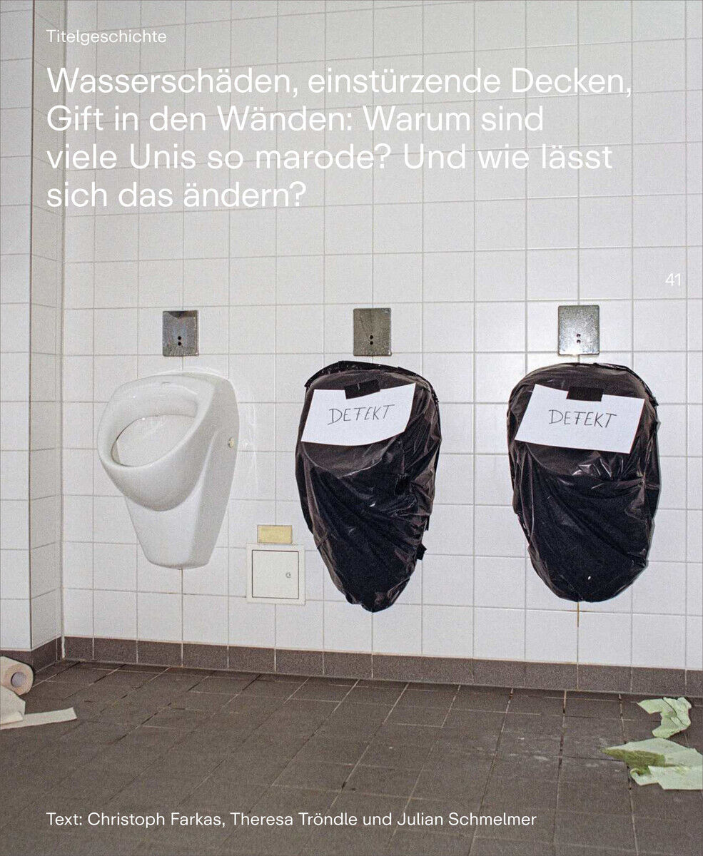 Ein Bild aus der ZEIT CAMPUS 2/25, Titelgeschichte über marode Universitäten. Zwei abgedeckte Urinale mit der Aufschrift 'Defekt' und ein drittes offenes Urinal vor einer weißen gefliesten Wand. Am Boden liegen Werkzeuge und Materialien, die auf Reparaturen hinweisen.