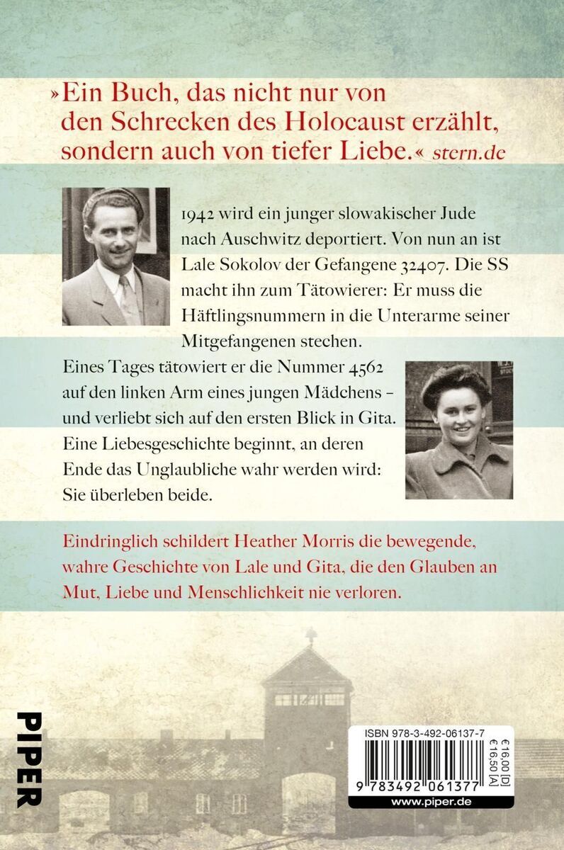 Das Bild zeigt die Rückseite des Buches 'Der Tätowierer von Auschwitz' von Heather Morris. Oben ist ein Zitat aus einer Rezension über das Buch, gefolgt von einem Klappentext, der die Handlung des Buches zusammenfasst. Das Cover zeigt auch ein historisches Foto eines Paares, Lale und Gita, und das Verlagslogo von Piper ist unten zu sehen, zusammen mit dem Barcode und den ISBN-Nummern.