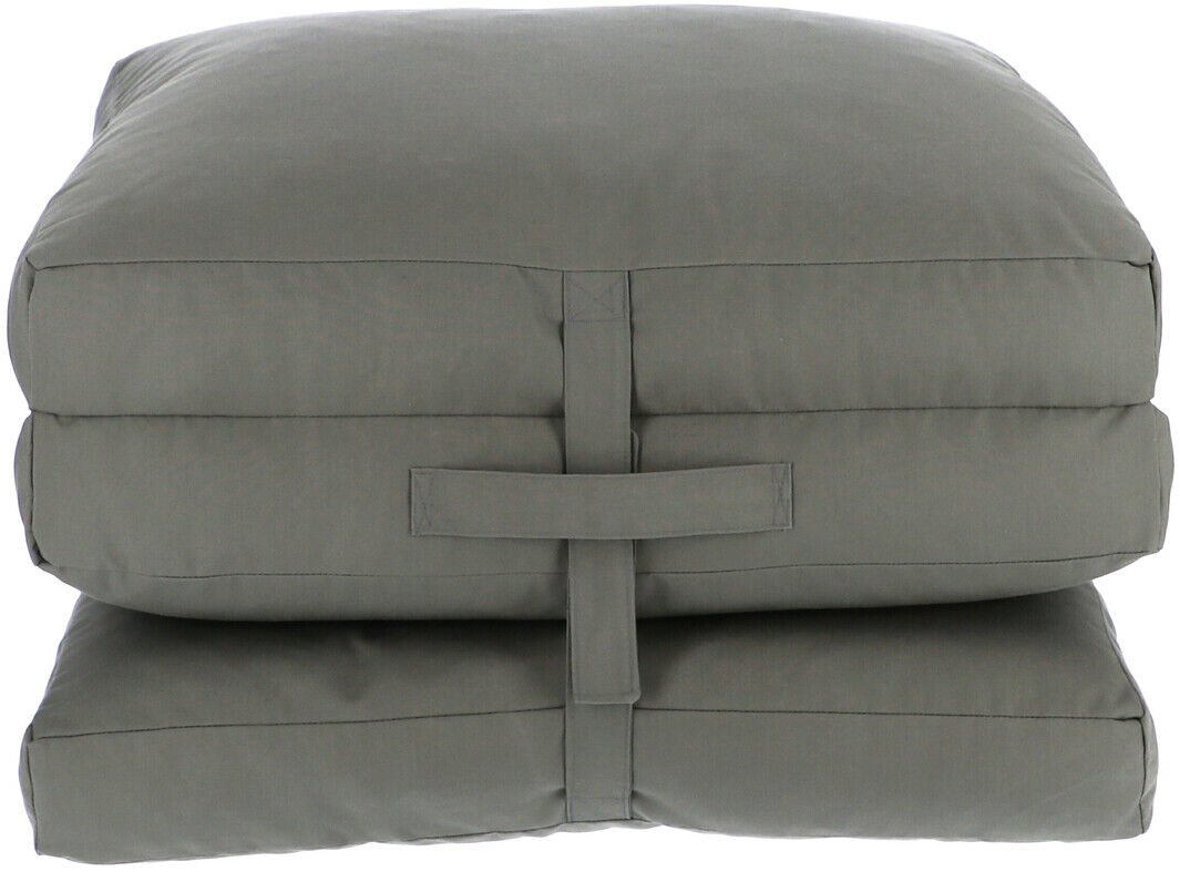 Eine graue Gartenmatratze, die gefaltet und mit einem Riemen gesichert ist. Sie bietet Komfort für den Außenbereich und eignet sich für Terrassen, Balkone oder Gärten.