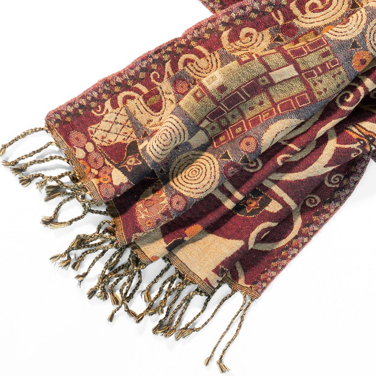 Ein Merinoschal mit detailreichem Muster nach Gustav Klimts Gemälde "Der Kuss": Ornamentale Gold- und Bronzetöne, geometrische und geschwungene Formen auf bordeauxrotem Grund, Fransen an den Enden. Der Schal wirkt elegant und kunstvoll inspiriert.