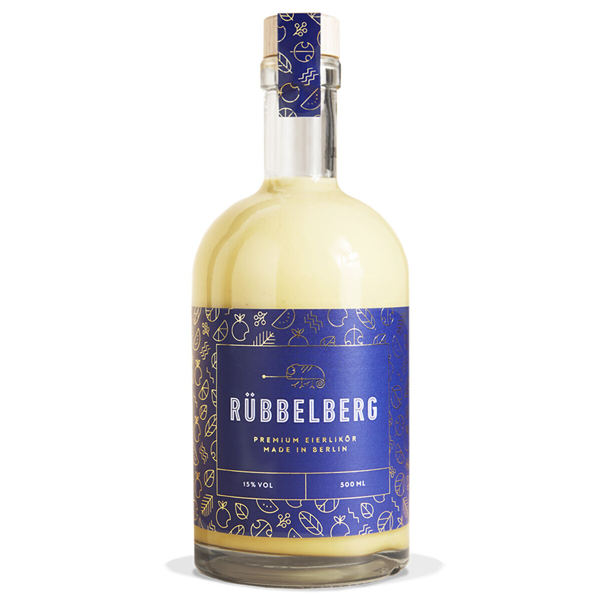 Flasche »Premium Eierlikör« von Rübbelberg, 500 ml, mit cremig-gelbem Inhalt. Modernes, tiefblaues Etikett mit grafischen Linien und weißem Text. Der Verschluss ist mit einem passenden blauen Muster umhüllt, vor weißem Hintergrund freigestellt.