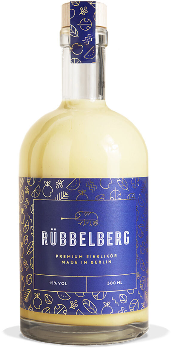 Flasche »Premium Eierlikör« von Rübbelberg, 500 ml, mit cremig-gelbem Inhalt. Modernes, tiefblaues Etikett mit grafischen Linien und weißem Text. Der Verschluss ist mit einem passenden blauen Muster umhüllt, vor weißem Hintergrund freigestellt.