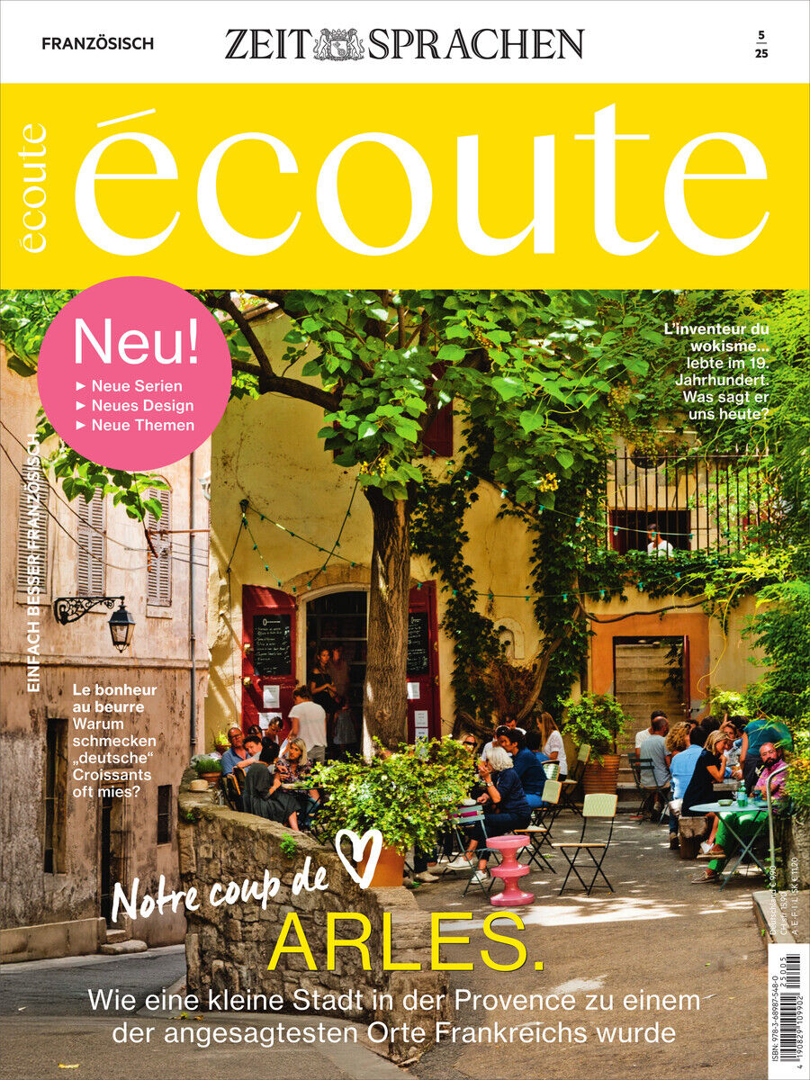 Das Cover des Écoute Magazins mit der Ausgabe 5/2025 zeigt eine idyllische Szene in einem Café in der Provence, Arles. Im Vordergrund stehen Tischgruppen mit Menschen, die plaudern und entspannen. Oben ist der Titel 'écoute' in gelber Schrift auf einem weißen Hintergrund zu sehen, begleitet von Überschriften, die neue Serien und Themen ankündigen.