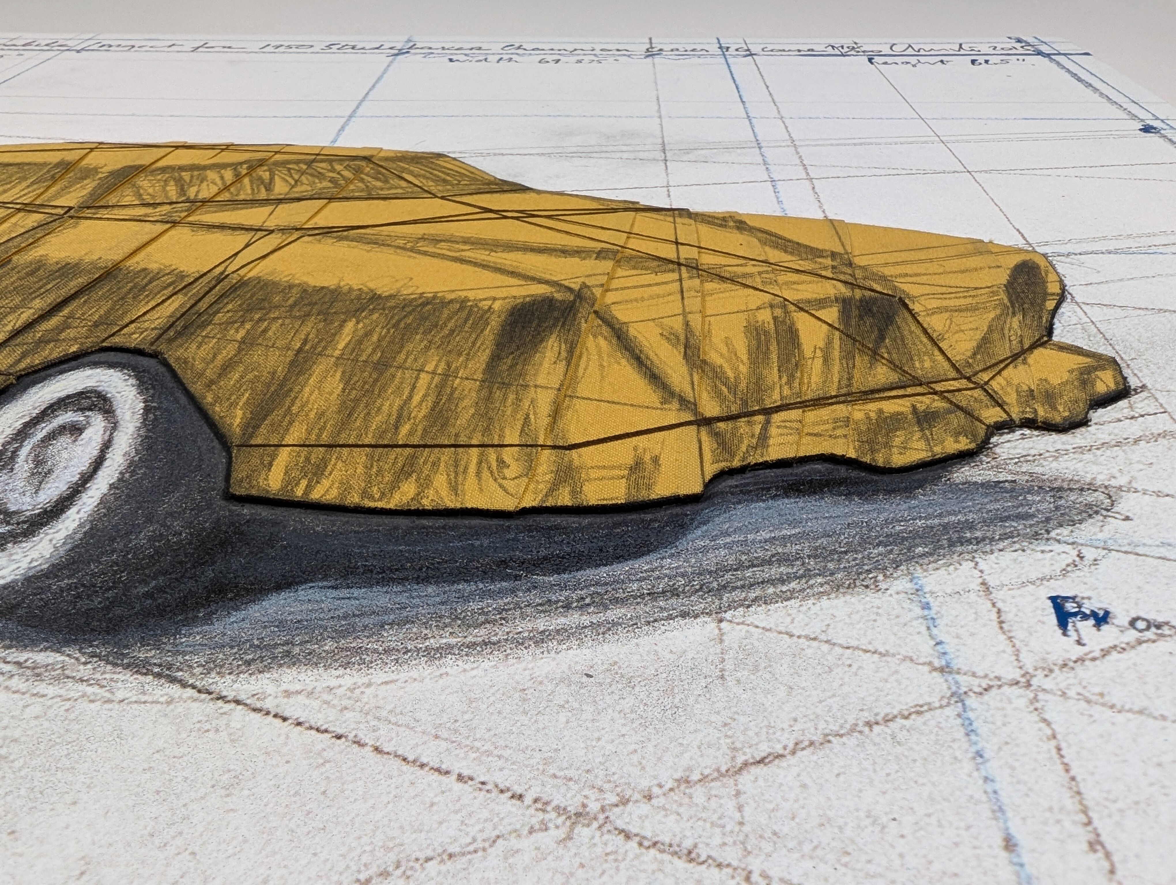 Künstlerische Darstellung eines verpackten Automobils, vermutlich ein Studebaker, das von Christo entworfen wurde. Der Entwurf zeigt das Auto in Gelb und Schwarz mit sichtbaren Skizzenlinien auf hellem Hintergrund.