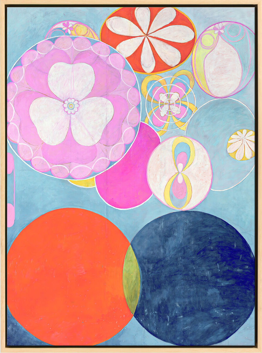 Abstrakte Malerei von Hilma af Klint aus dem Jahr 1907, präsentiert geometrische Formen und florale Muster in lebhaften Farben wie Blau, Orange, Lila, Pink, Weiß und Gelb.