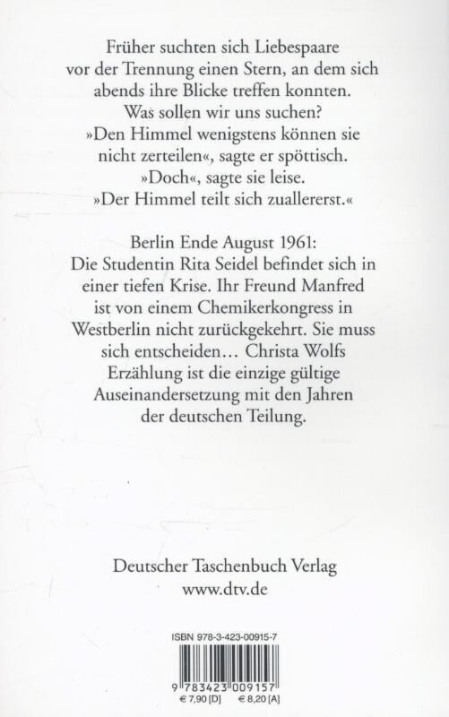 Das Bild zeigt die Rückseite des Buches 'Der geteilte Himmel' von Christa Wolf. Der Klappentext beschreibt die Geschichte einer Studentin namens Rita Seidel im Jahr 1961, die sich in der DDR während einer tiefen Krise mit ihrem Freund Manfred befindet. Sie muss eine Entscheidung treffen, die sie für immer verändern wird. Das Buch ist im Deutschen Taschenbuch Verlag (dtv) erschienen.
