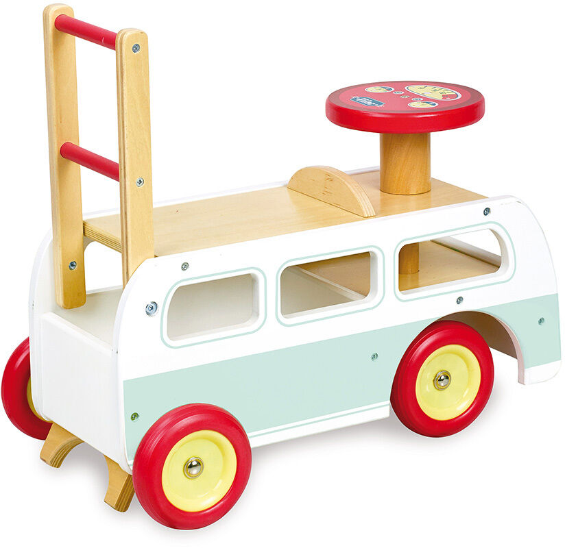 Ein hölzerner Minibus für Kinder mit weißen, roten, gelben und grünen Elementen. Das Fahrzeug hat vier Räder und ein kleines rundes Lenkrad. Es ist ein festes Spielzeug für Kleinkinder, ideal zum Ziehen und Schieben.