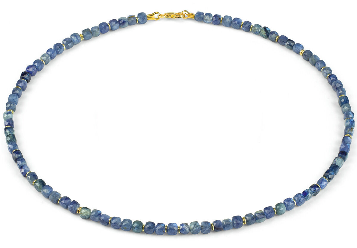 Eine elegante Halskette mit kleinen, würfelförmigen blauen Steinperlen und goldfarbenem Verschluss, auf weißem Hintergrund fotografiert.