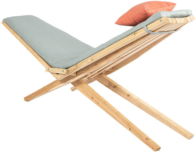 Holzliege mit blauer Polsterung und orangefarbenem Kissen, ideal für Garten oder Terrasse, bietet Komfort und modernes Design.