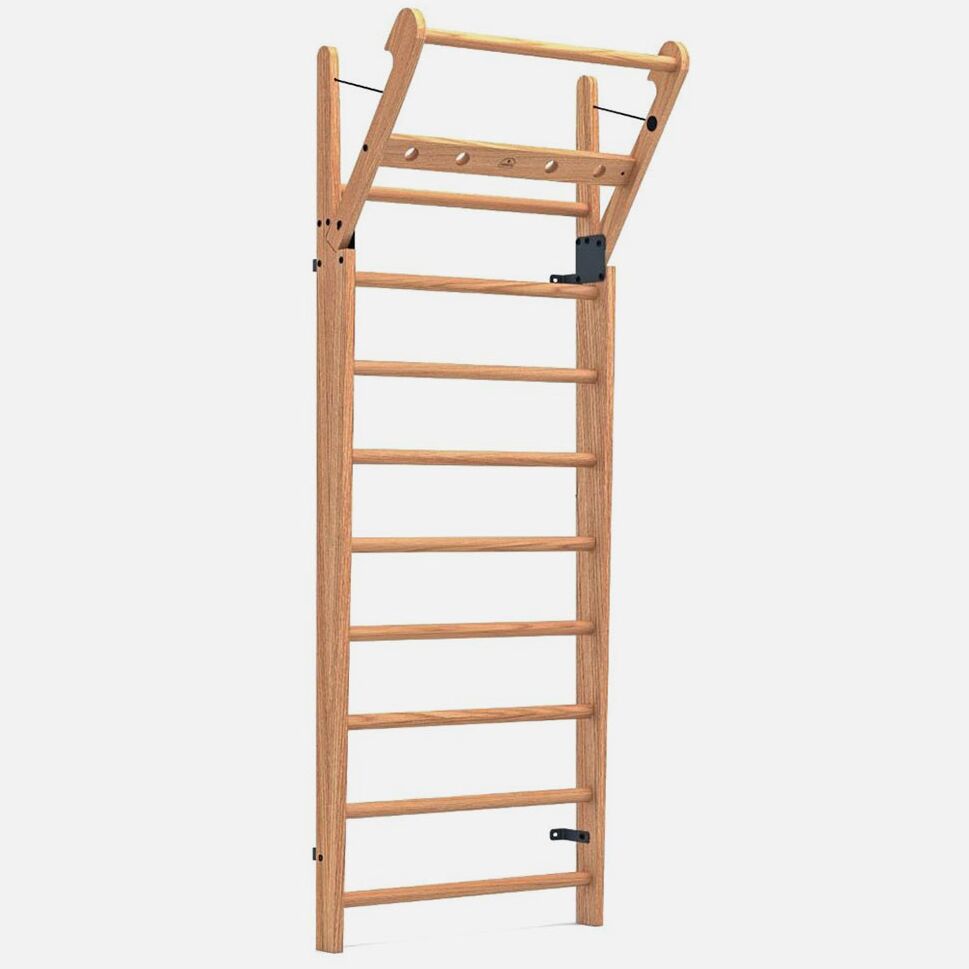 Die Abbildung zeigt eine Sprossenwand aus Eiche mit mehreren robusten Holzsprossen und einer integrierten Klimmzugstange. Das Sportgerät ist an einer neutralen Wand montiert und eignet sich für Fitnessübungen sowie Kinder- und Erwachsenentraining im Innenraum.