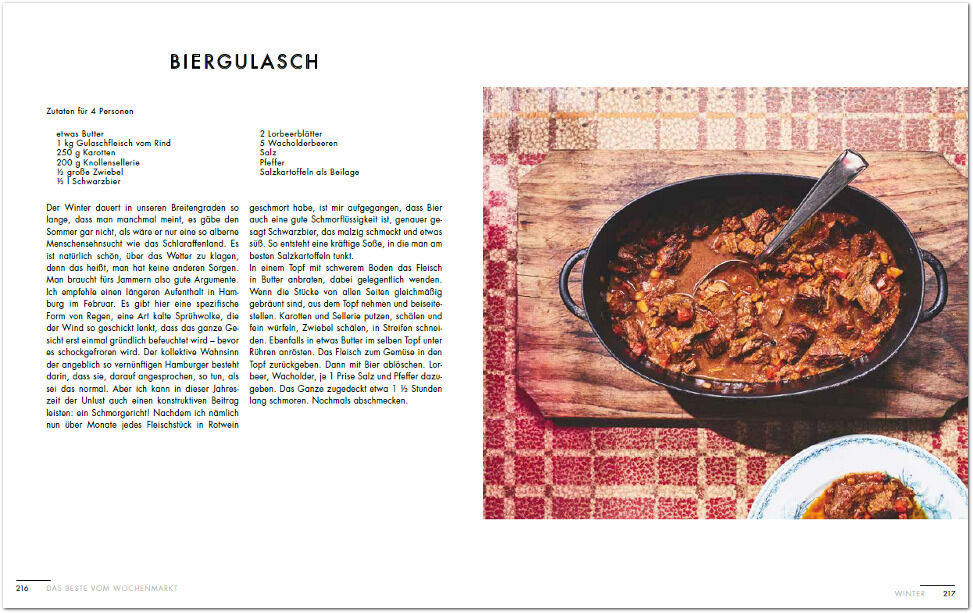 Eine aufgeschlagene Seite eines Kochbuchs mit dem Titel »Das Beste vom Wochenmarkt«. Es zeigt ein Rezept für Biergulasch mit einem Foto eines Gerichts in einer schwarzen Pfanne auf einem rot-weißen Tischläufer.