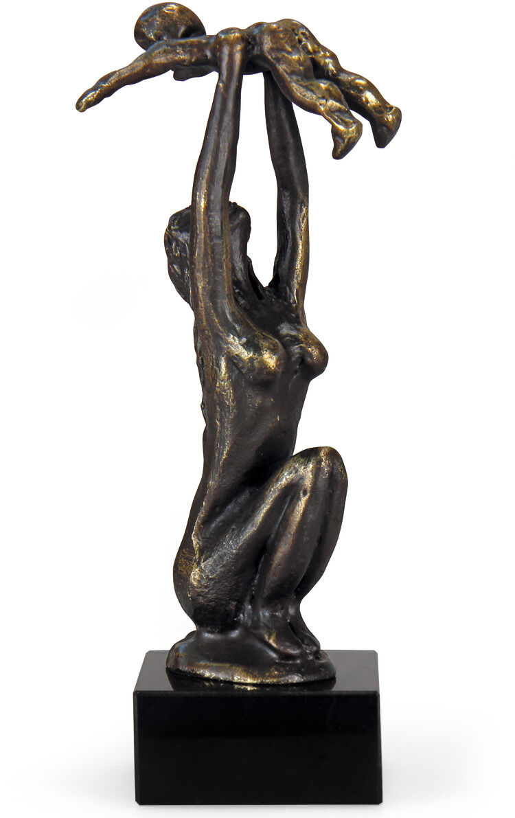 Bronzefarbene Skulptur einer knienden Mutter, die ihr Kind in die Luft hält. Das Kunstwerk spiegelt die emotionale Bindung und Liebe zwischen Mutter und Kind wider, platziert auf einem schwarzen Sockel.