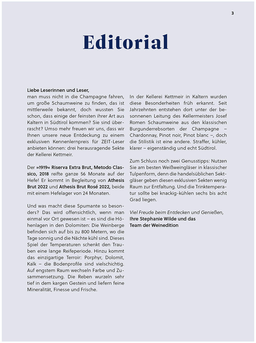 Redaktionelles Vorwort auf hellblauem Buchseitenhintergrund. Überschrift "Editorial" mittig in großer Schrift, darunter Fließtext über die Kettmeir Sekt-Edition, Besonderheiten der Weine, Empfehlung und Genuss-Tipps. Schlichte, elegante Gestaltung, Fokus auf Information.