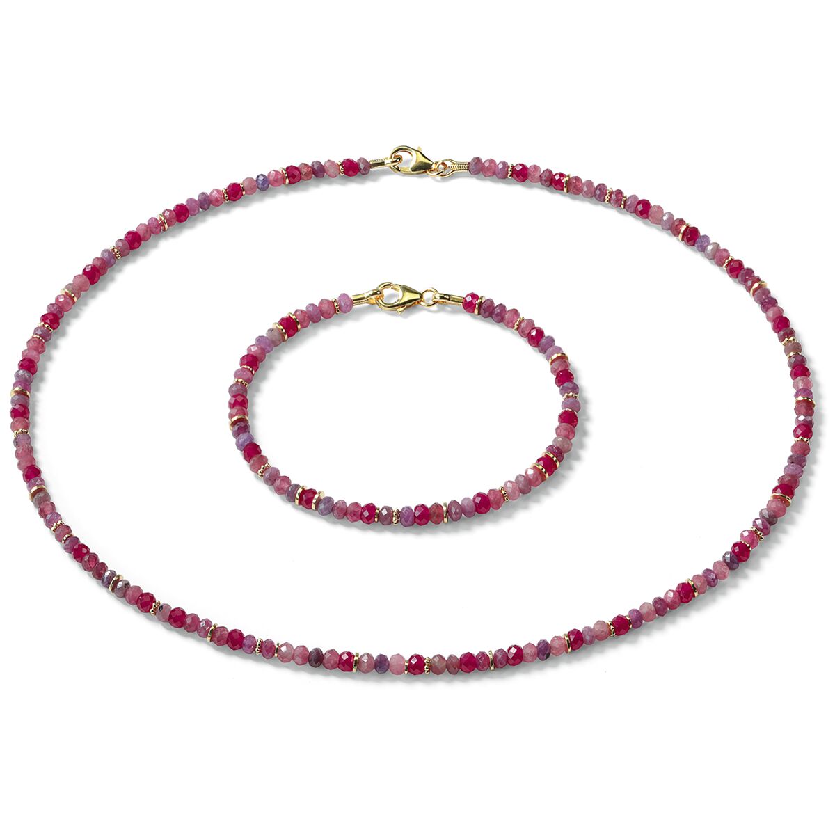 Das Bild zeigt ein elegantes Schmuckset namens »Marla« der Marke Ars mundi, bestehend aus einer feinen Halskette und passendem Armband. Beide sind aus kleinen, facettierten Turmalin- und Korund-Perlen in Rosé-, Pink- und Violetttönen gearbeitet, akzentuiert mit vergoldeten Elementen und goldfarbenem Verschluss.