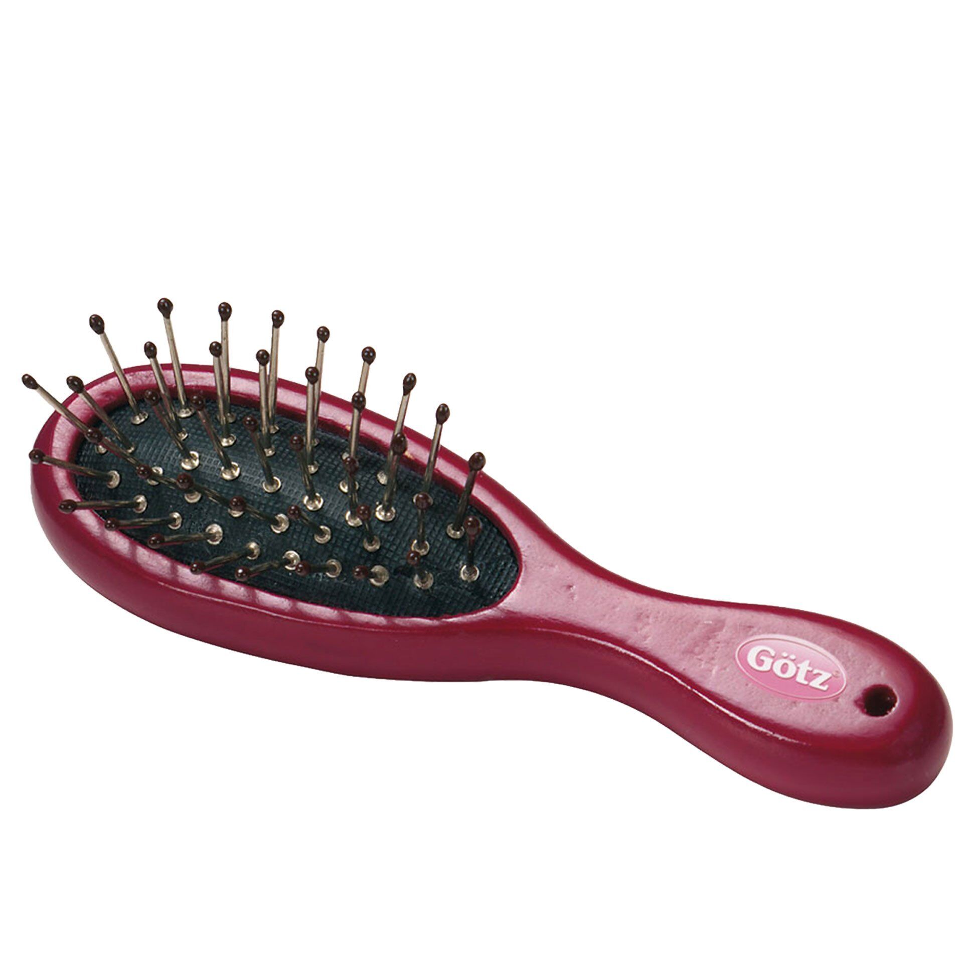 Abgebildet ist eine dunkelrote Puppenbürste mit schwarzem Borstenfeld und silberfarbenen Borsten. Der Griff ist ergonomisch geformt und trägt das Götz-Logo. Das Produkt eignet sich als Zubehör für die Pflege und das Frisieren von Puppen und für kreatives Rollenspiel von Kindern.