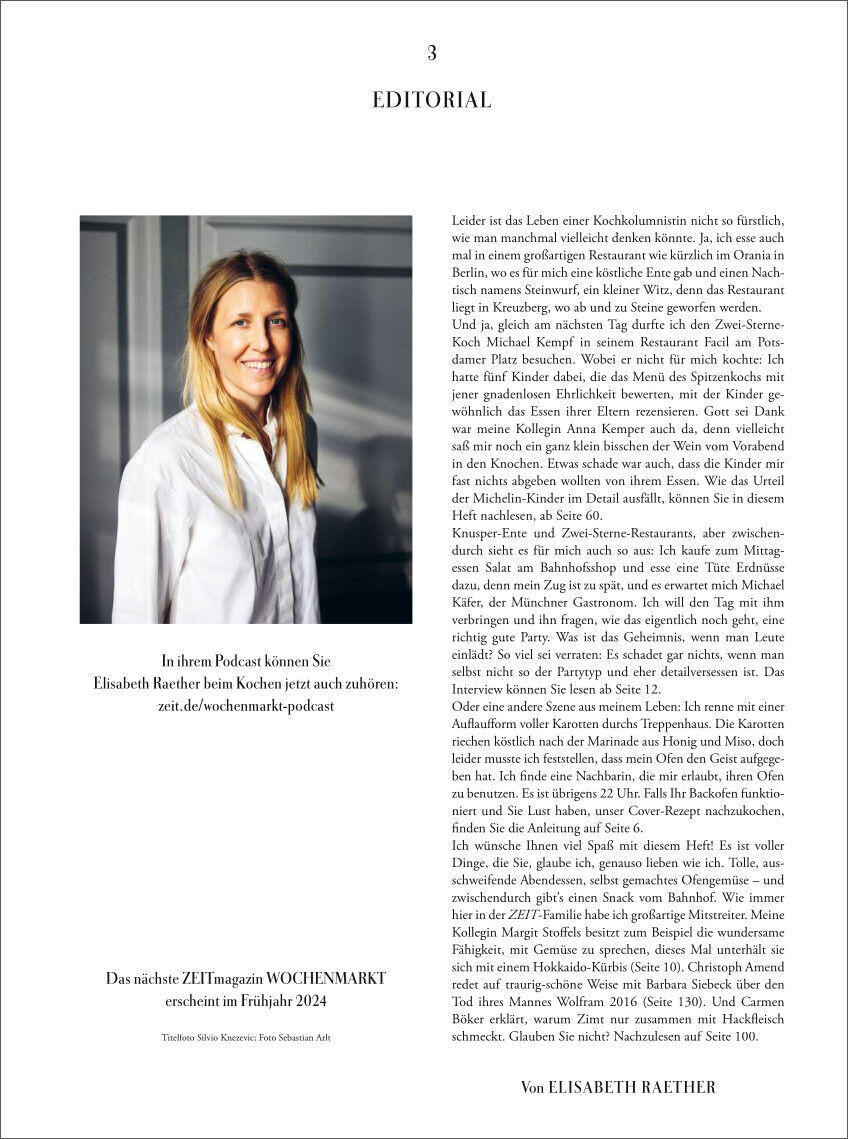 Editorial-Seite des ZEITmagazin WOCHENMARKT 5/23 mit einem schwarz-weißen Porträtbild einer lächelnden Frau in einem weißen Hemd und einem ausführlichen Text. Unten im Bild sind Erscheinungstermine und weitere Informationen aufgelistet.