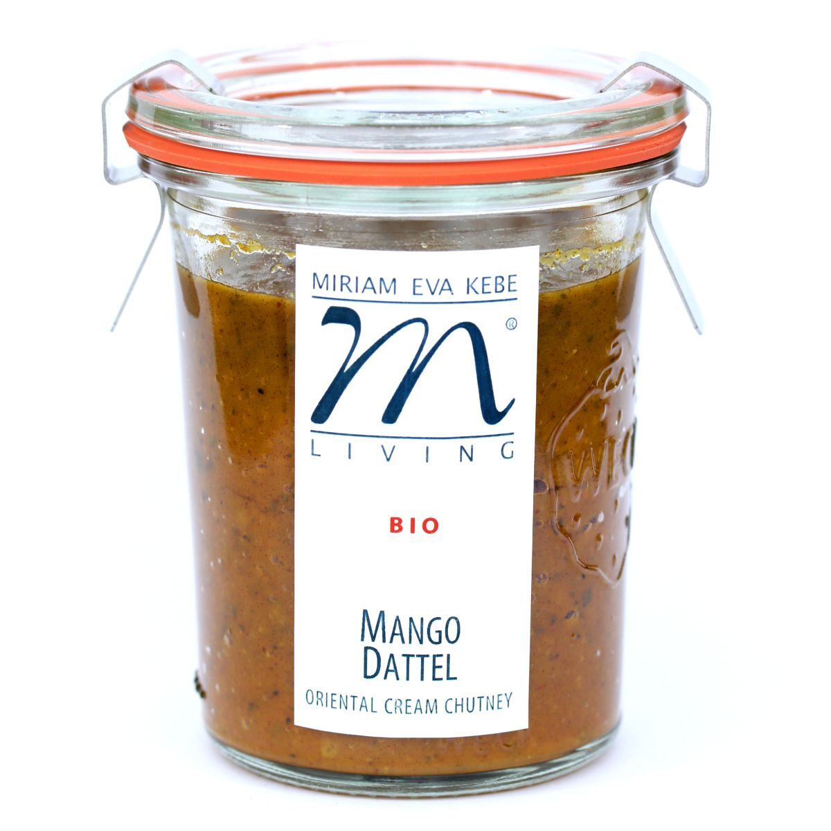 Ein Glas mit Bügelverschluss und rotem Gummiring, gefüllt mit gelb-braunem Mango-Dattel-Chutney in Bio-Qualität. Das weiße Etikett zeigt die Marke „Kebe Living“ und die Sortenbezeichnung. Der Inhalt wirkt cremig, vereinzelt mit kleinen Fruchtstückchen.