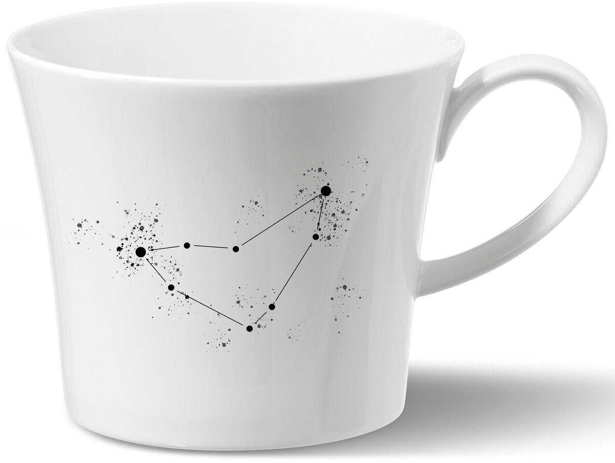 Eine weiße Frühstückstasse der ZEIT-Sonderedition »Berlin« mit einem Sternzeichen-Motiv in Schwarz, minimalistisches Design.