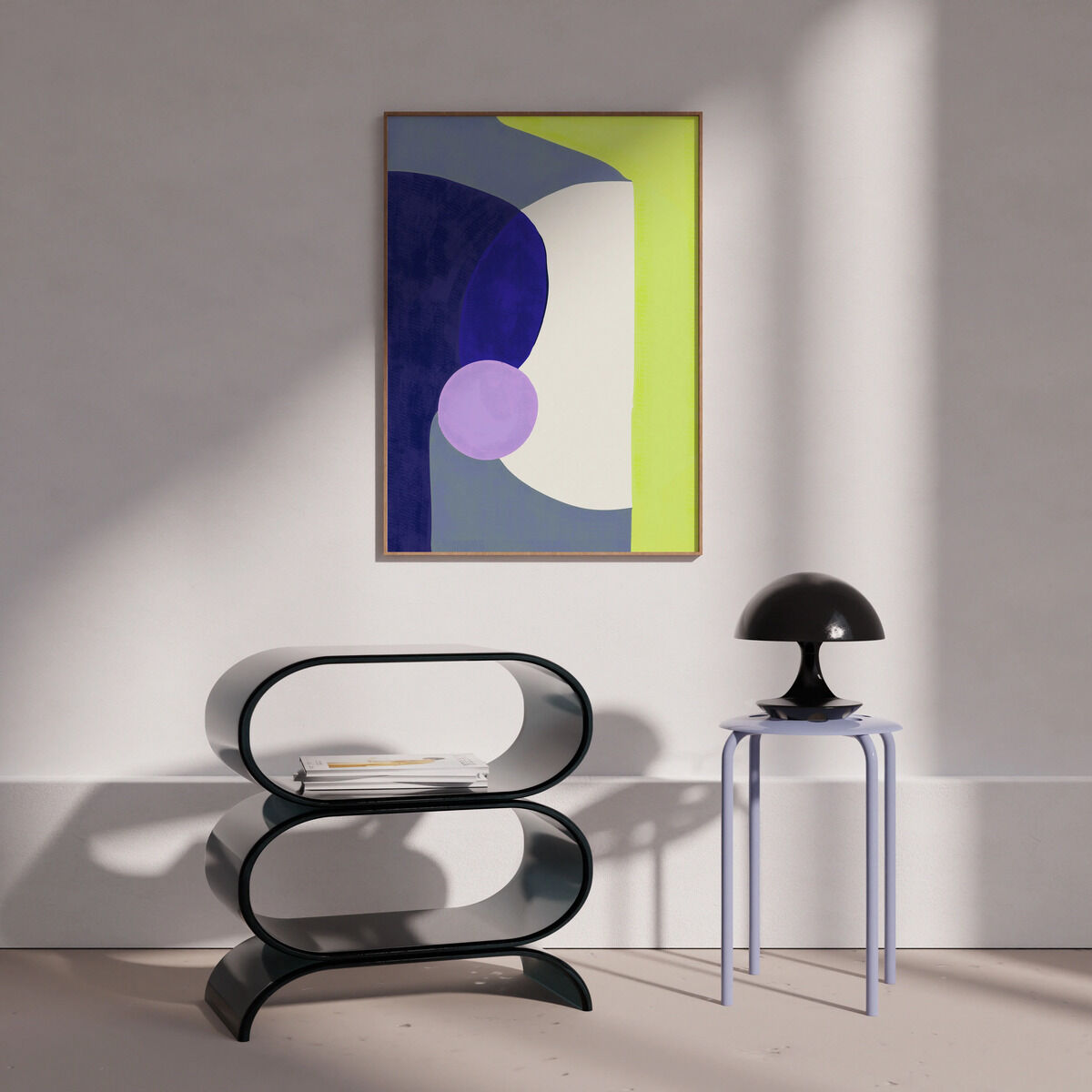 Leinwandbild mit abstrakten, geometrischen Formen in Lila, Blau, Weiß und Grün hängt an einer hellen Wand über einem modernen, filigranen Regal und einem kleinen Beistelltisch mit Designerlampe. Das Bild vermittelt eine minimalistische und zeitgemäße Atmosphäre für moderne Wohnräume.