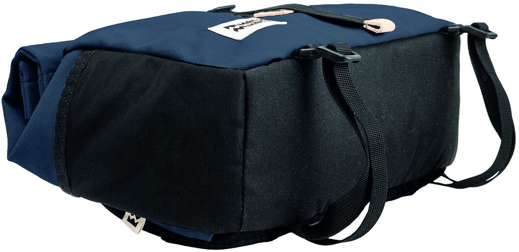 Die Lenkertasche 'Piha' ist eine robuste, wasserdichte Tasche, die speziell für Fahrräder entwickelt wurde. Sie ist hauptsächlich in Blau und Schwarz gehalten und verfügt über Befestigungsriemen und einen Reißverschluss.