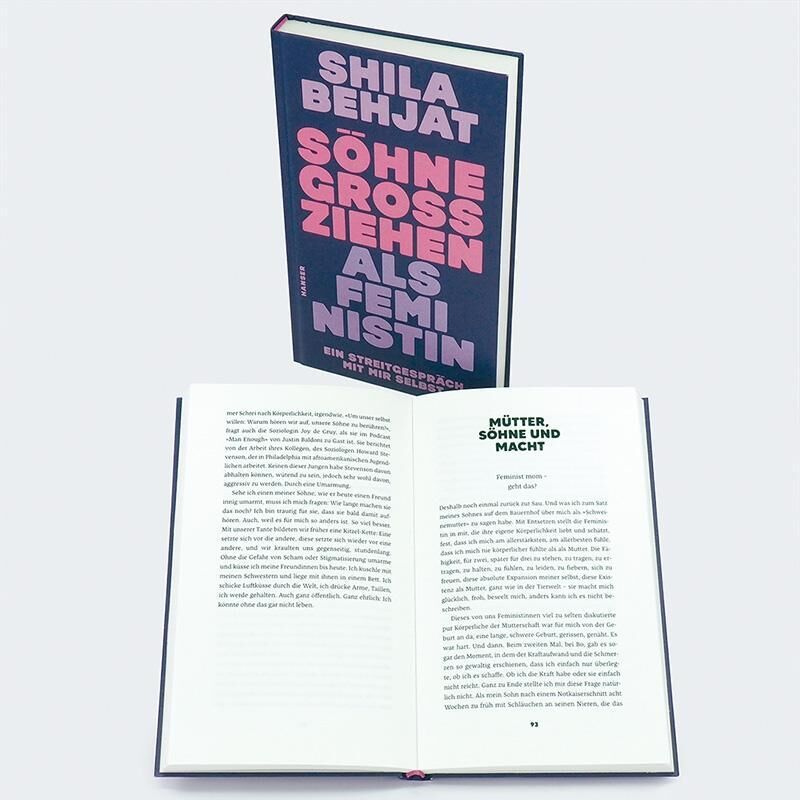 Das Bild zeigt das Buch 'Söhne großziehen als Feministin' von Shila Behjat. Das Buch ist aufgeschlagen, um den Text im Inneren zu zeigen. Der Buchumschlag ist blau mit pinker und weißer Schrift.