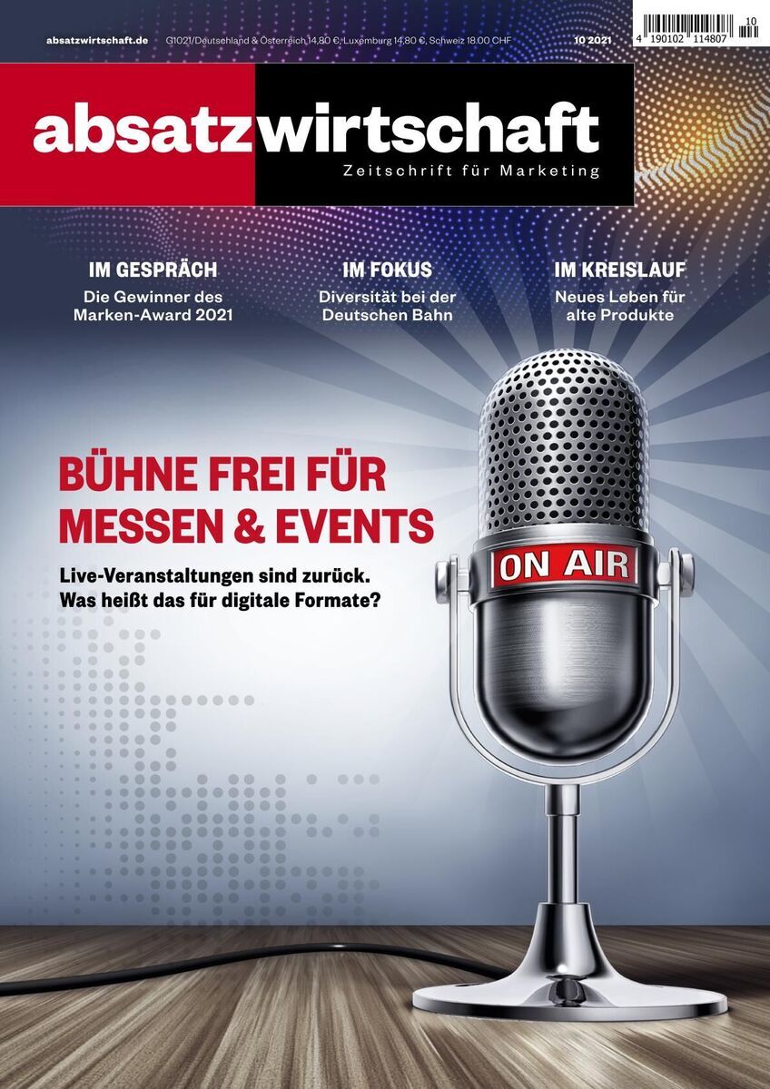 Das Cover der Ausgabe 10/21 der Zeitschrift absatzwirtschaft. Ein silbernes Mikrofon mit einem 'ON AIR'-Schild steht in der Mitte des Covers. Im Hintergrund befinden sich Farbverläufe in Rot, Blau und Schwarz. Überschriften beziehen sich auf Messe- und Event-Themen sowie die deutsche Bahn.