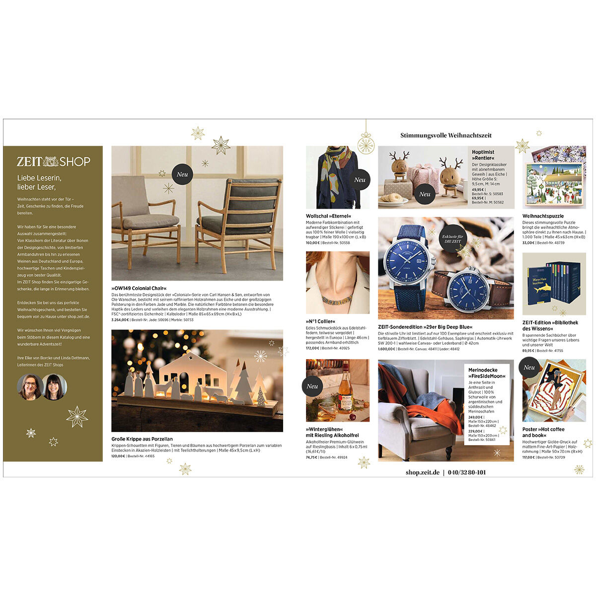 Zwei Doppelseiten eines Weihnachtskatalogs von DIE ZEIT mit stimmungsvoller Produktpräsentation: Links gemütliches Wohnzimmer mit Sessel, Tisch und Kerzenlicht, rechts Geschenkideen wie Uhren, Accessoires, Bücher und Deko. Dezente goldene Weihnachtsakzente und übersichtliche Produkttexte.