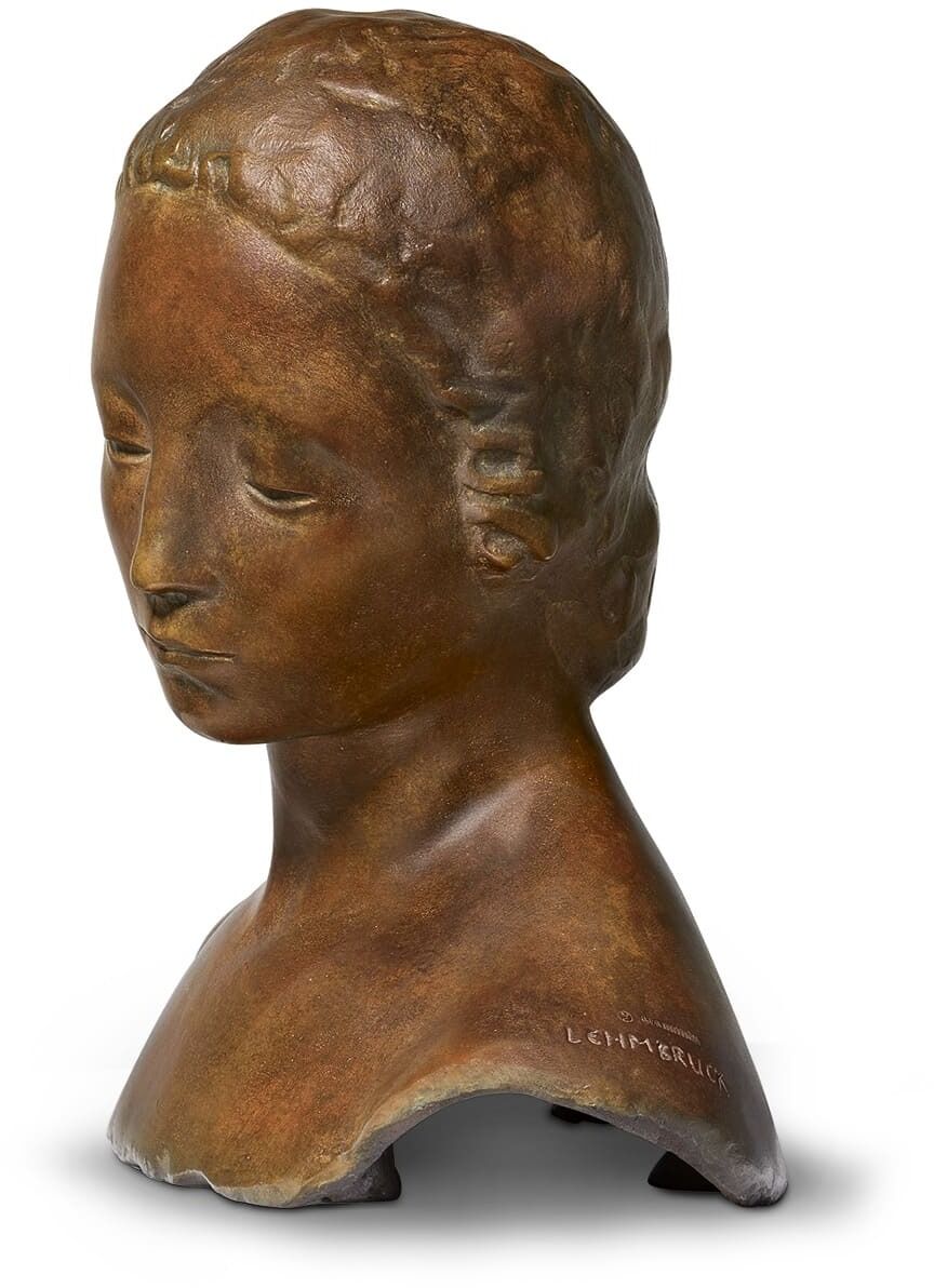 Eine bronzene Büste eines Frauenkopfes, geschaffen von Wilhelm Lehmbruck im Jahr 1910. Die Skulptur zeigt einen gesenkten Kopf mit geschlossenen Augen und feinen Gesichtszügen.