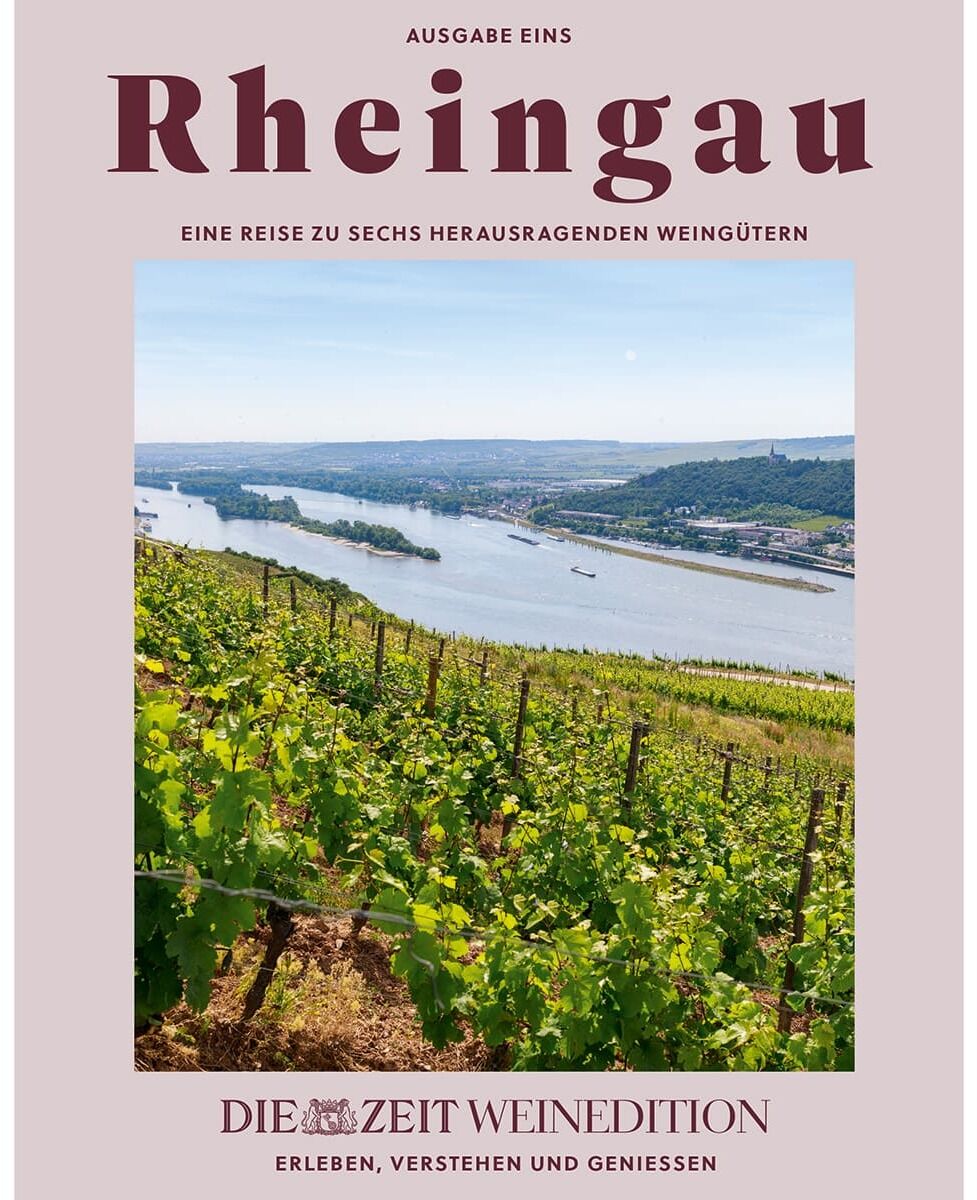 Ein Bild der ZEIT-Weinedition »Rheingau«, das eine malerische Weinlandschaft mit Blick auf den Rhein zeigt. Im Vordergrund sind Weinreben zu sehen, im Hintergrund fließt der breite Fluss durch die grüne Landschaft unter einem blauen Himmel. Am oberen Bildrand ist der Titel 'Rheingau' abgebildet.