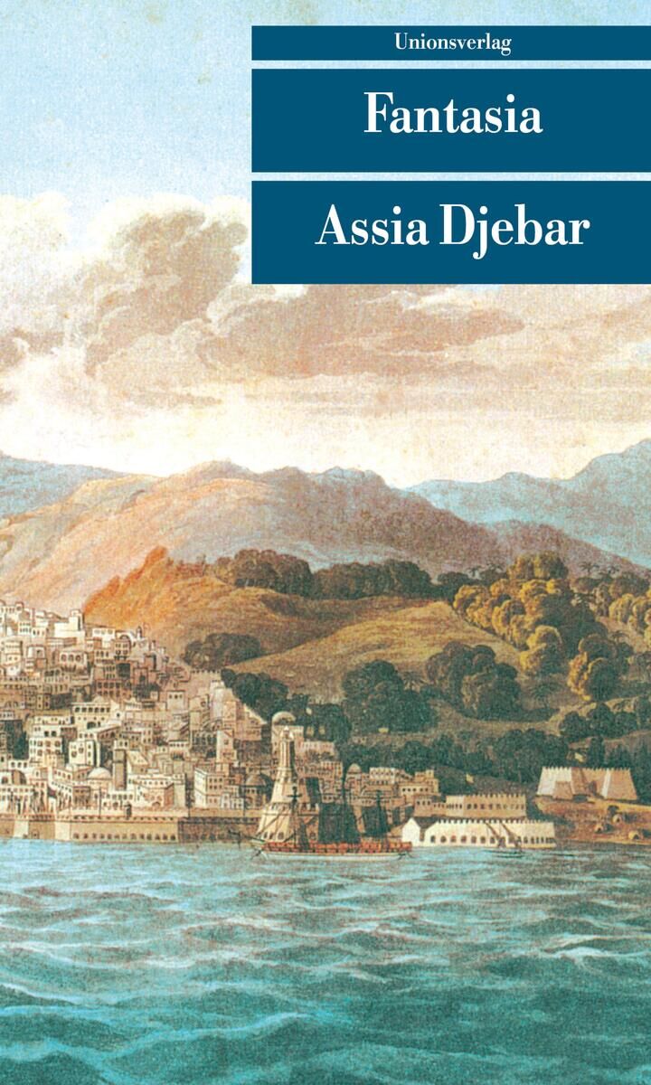 Buchcover des Romans 'Fantasia' von Assia Djebar, veröffentlicht vom Unionsverlag. Das Cover zeigt ein künstlerisches Bild einer Stadt an der Küste, umgeben von grünen Hügeln und Bergen mit einem weiten Himmel im Hintergrund.