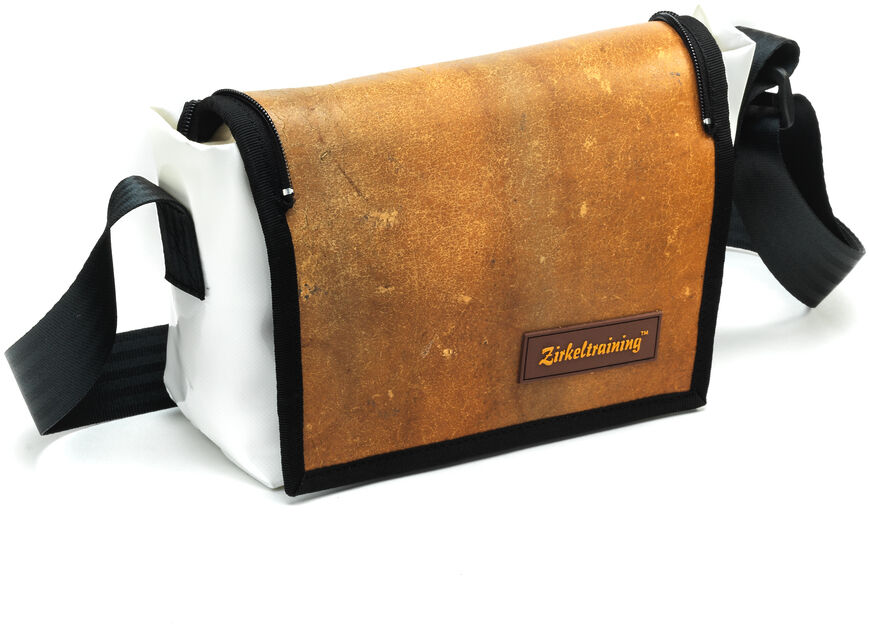 Eine Schultertasche der Marke »Kopfstand«, handgefertigt mit einem Vintage-Canvas-Look. Die Tasche zeigt robuste und stilvolle Merkmale, mit einem braunen oberen Abschnitt und weißen Seiten. Sie verfügt über einen schwarzen Trageriemen.