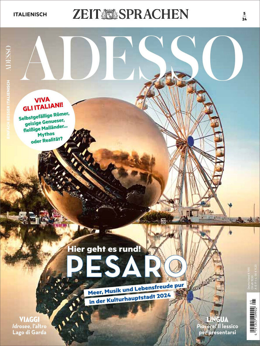Titelbild des Adesso Magazins 05/2024 mit einem Riesenrad und einer Skulptur vor einer Wasserfläche in Pesaro, Italien; Text: Viva gli Italiani! Hier geht es rund! Meer, Musik und Lebensfreude pur in der Kulturhauptstadt 2024.