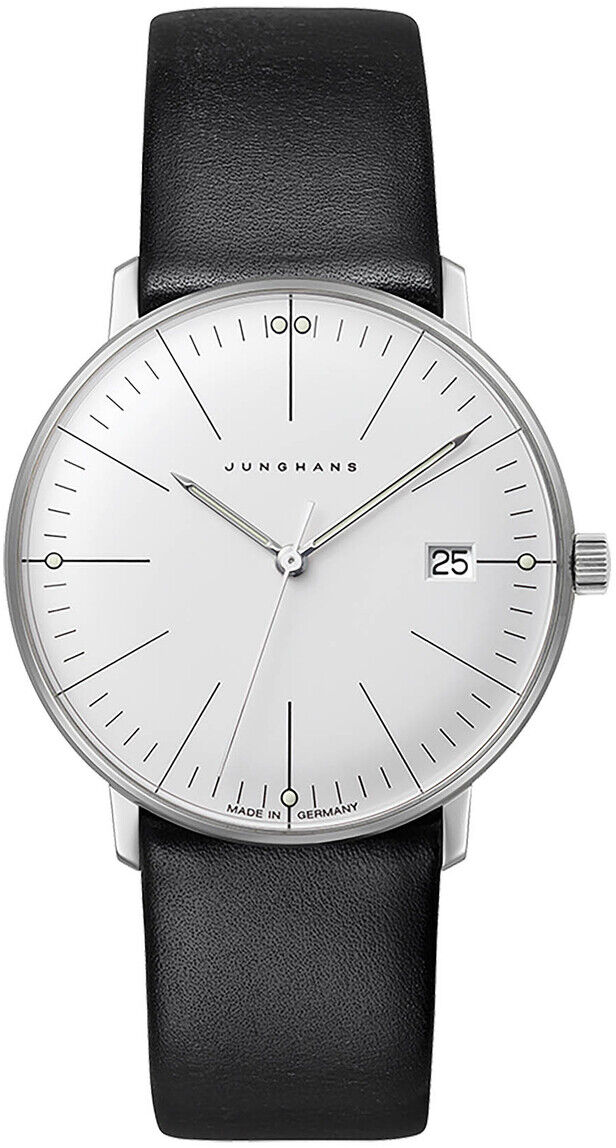 Die Junghans-Uhr »Max Bill Damen« zeigt ein matt versilbertes Zifferblatt mit klaren Indizes, schwarz geradlinigen Zeigern und einem Datumfenster. Das Gehäuse aus Edelstahl ergänzt das schlichte schwarze Lederarmband. Zeitloses Bauhaus-Design, Ø 32,7 mm.