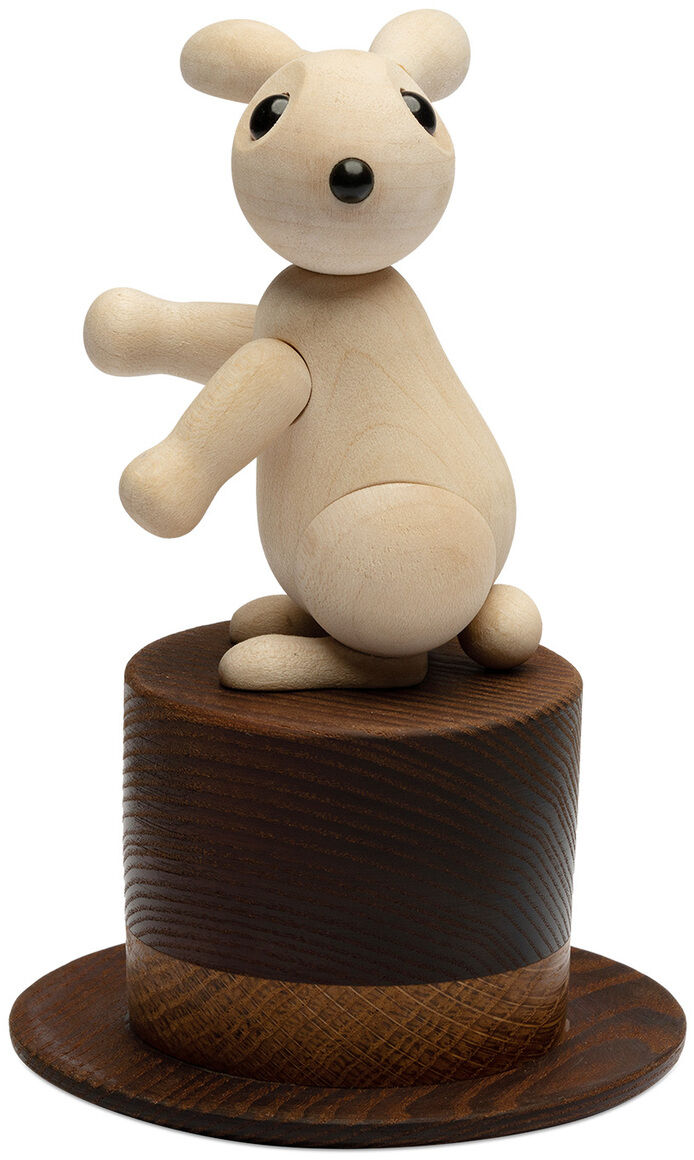Eine minimalistische Dekorationsfigur eines Tieres aus Holz, das auf einem dunklen Holzhut sitzt. Das Design ist skandinavisch und verspielt, ideal als Wohnaccessoire oder Geschenkidee.