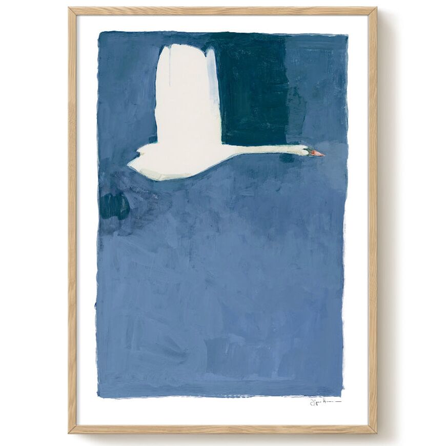 Minimalistisches Poster »The Swan« von Jörgen Hansson zeigt einen allein fliegenden weißen Schwan vor einem abstrakten, überwiegend blauen Hintergrund und einem natürlichen Holzrahmen.