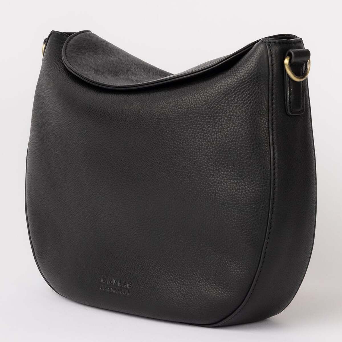 Schwarze, schlichte Schultertasche aus Leder namens »Lana« mit abgerundeter Form und dezentem Logo vorn, vor neutralem, hellem Hintergrund stehend. Geeignet als modisches Accessoire für den Alltag oder besondere Anlässe.