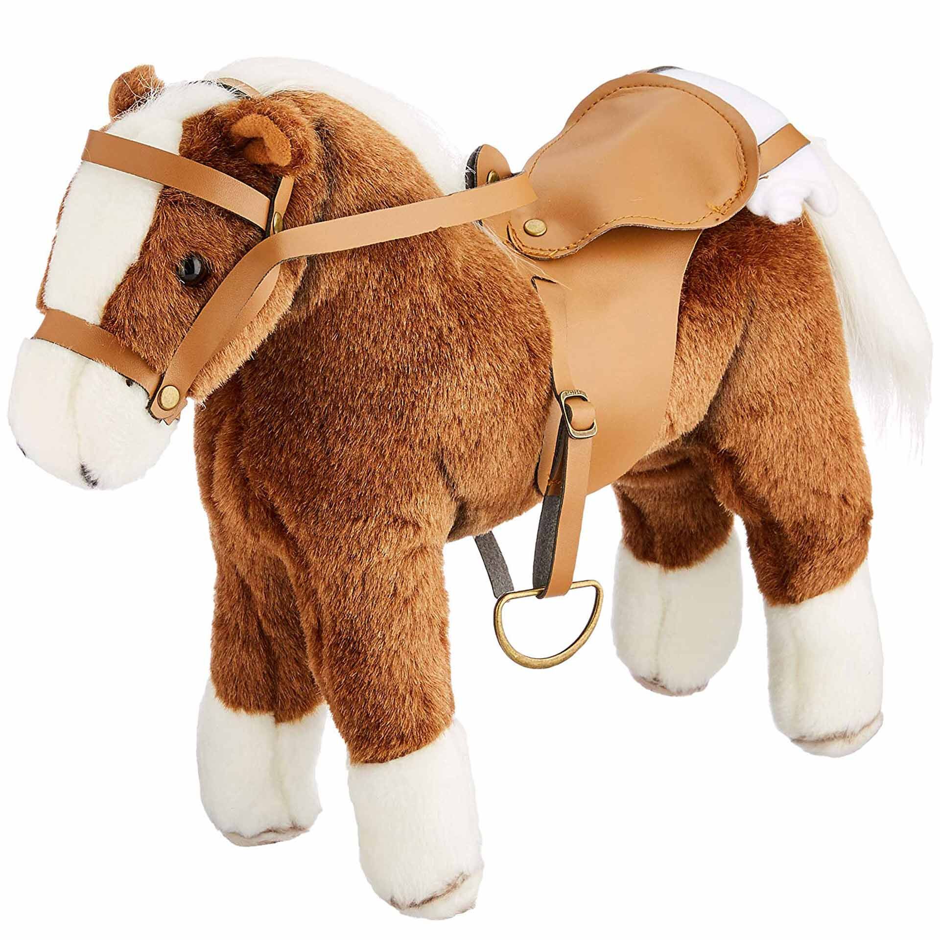 Ein braunes Plüschpony mit weißer Mähne und Schweif sowie weißen Beinpartien. Das Pony trägt einen hellbraunen Sattel und Zaumzeug. Das Stofftier eignet sich als Spielzeug für Kinder und als dekoratives Element im Kinderzimmer.