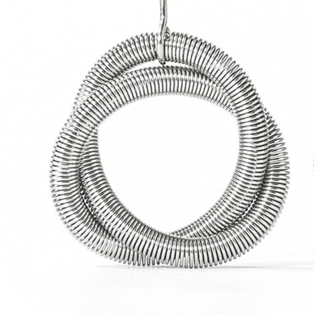 Der Ohrschmuck »Oh Tress« von la molla besteht aus ineinander verschlungenen, feinen Edelstahlspiralen im silbernen Farbton. Die runde, filigran-architektonische Form wirkt modern, minimalistisch und leicht, mit einem markanten Industrie-Design-Finish.