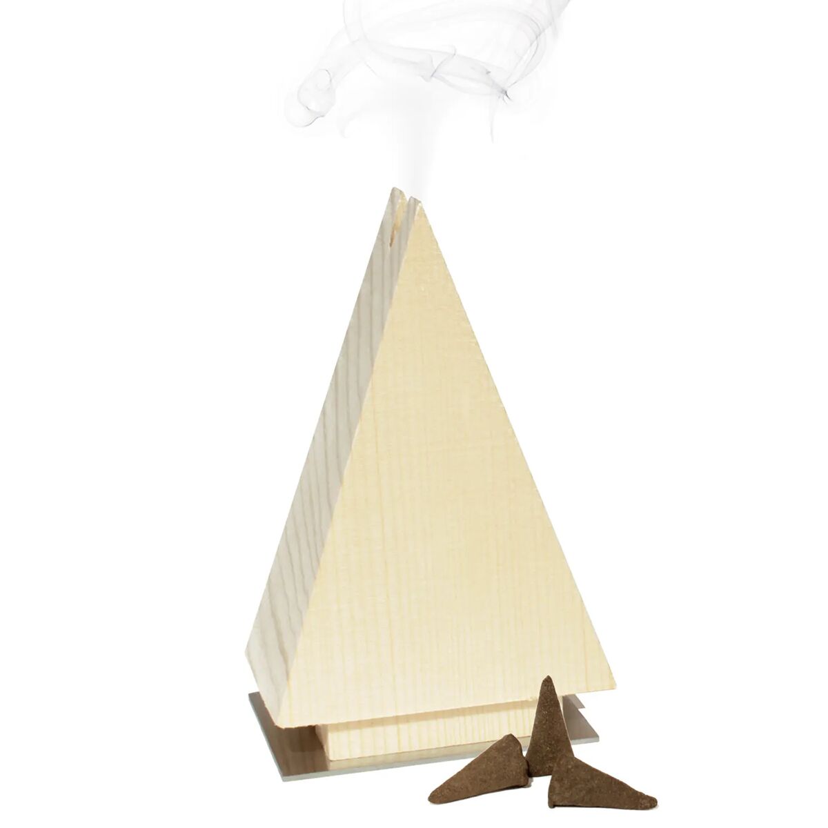 Ein puristisch gestaltetes Räuchermännchen namens „Räuchertanne“ aus hellem, FSC-zertifiziertem Fichtenholz in Form einer stilisierten, dreieckigen Tanne. Leichter Rauch steigt aus der Spitze nach oben. Davor liegen drei braune, tannenförmige Räucherkegel auf einer kleinen Metallplatte.