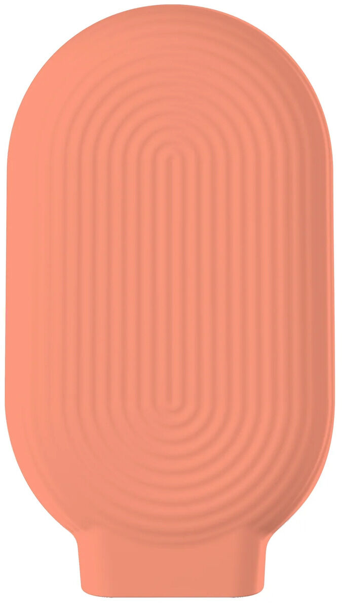 Die Abbildung zeigt eine elektrische Wärmflasche von VAERM in der Farbe Coralle. Das Produkt besteht aus Soft-Touch-Silikon, ist oval geformt und besitzt ein dezentes, konzentrisches Linienmuster auf der Oberfläche. Vor weißem Hintergrund, geeignet für den Innenbereich.