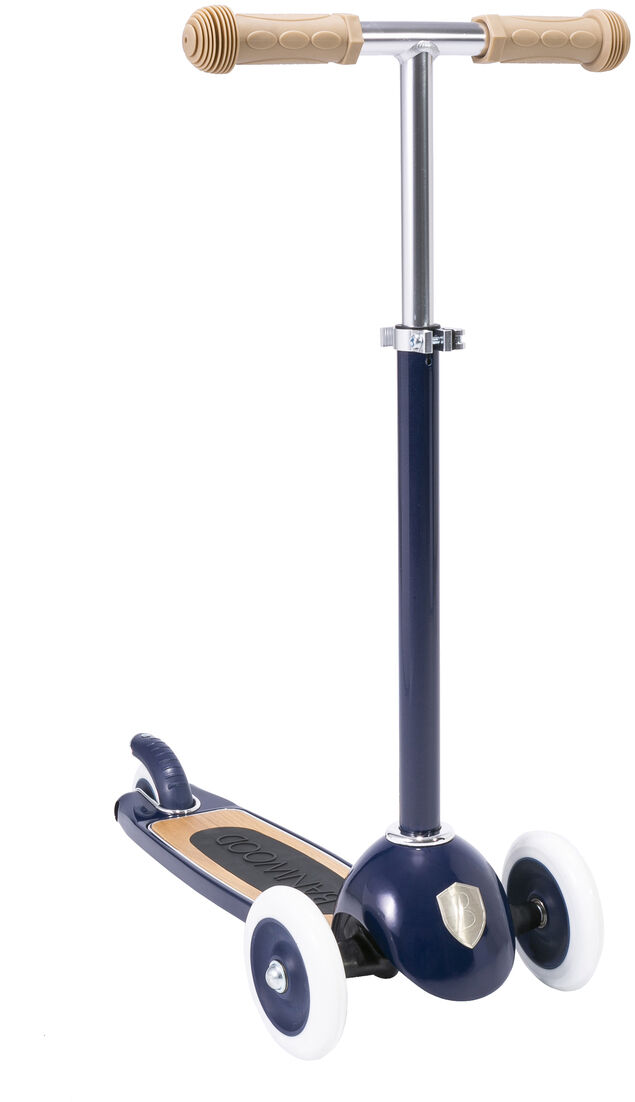 Ein Kinder Scooter mit einem blauen Aluminiumrahmen, beigen Gummigriffen und drei Rädern; zwei weiße Vorderräder und ein schwarzes Rückrad. Geeignet für Kinder und Freizeitaktivitäten im Freien.