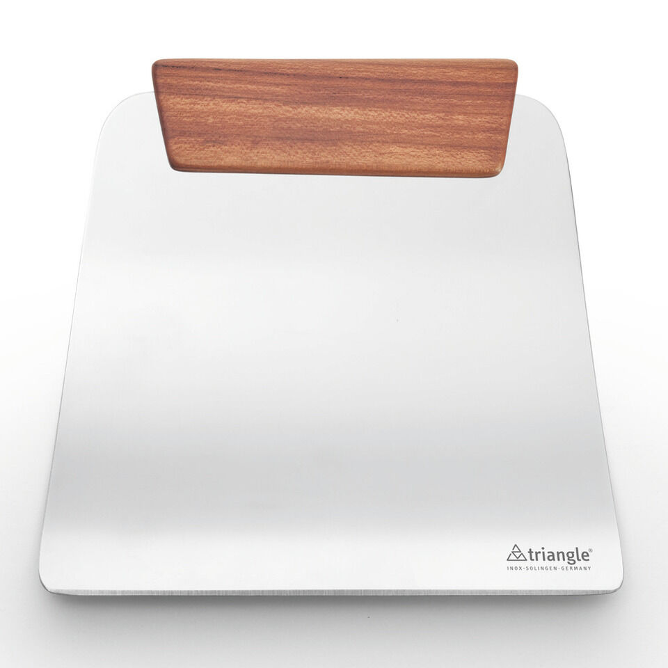 Die Gemüseschaufel von triangle besitzt eine breite, flache Klinge aus silbrig glänzendem Edelstahl mit abgerundeten Ecken und einem ergonomischen Griff aus warm getöntem Kirschholz. Das Logo von triangle ist unten rechts auf der Klinge sichtbar.