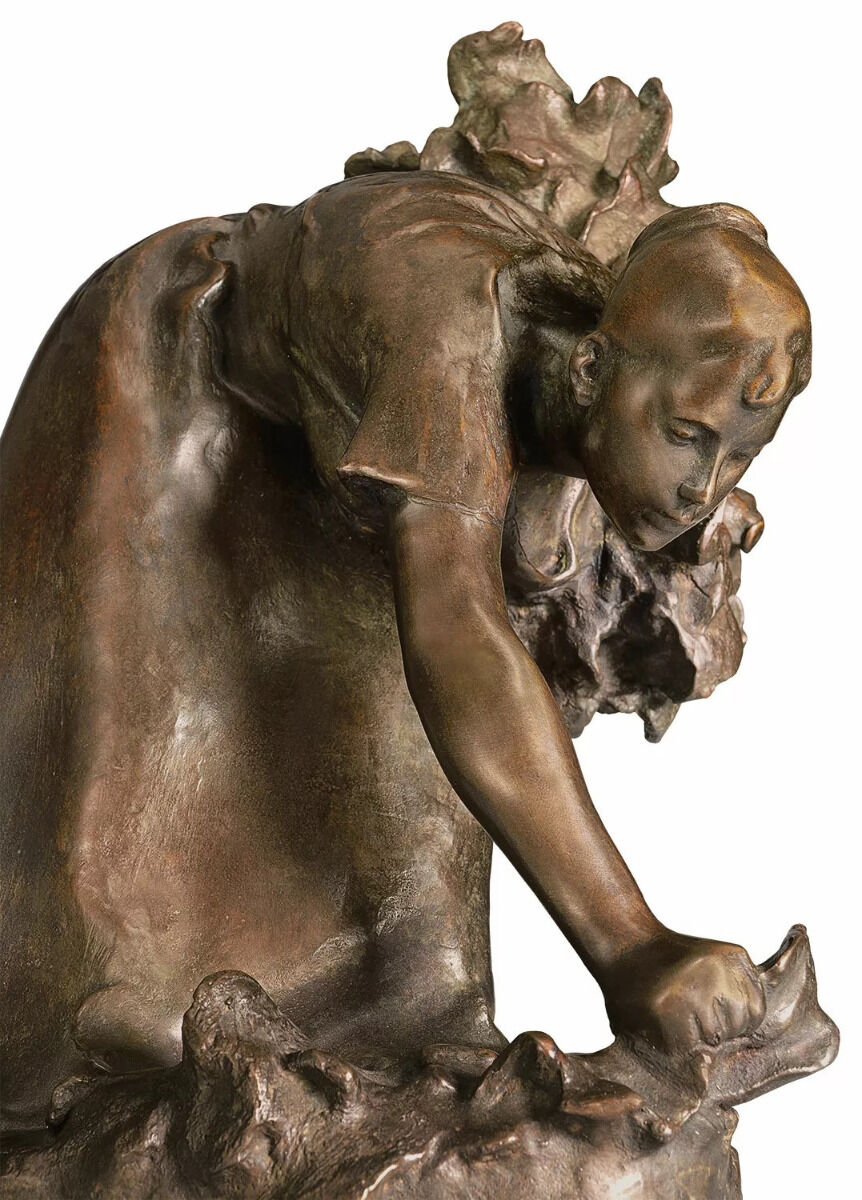 Skulptur 'Die Krautpflückerin' von Ernst Barlach. Die Bronzefigur zeigt eine detailreiche Frauenfigur, die sich nach vorne beugt und mit den Händen krautartige Formen berührt. Ausdrucksstarke und emptionale Darstellung eines alltäglichen Moments.