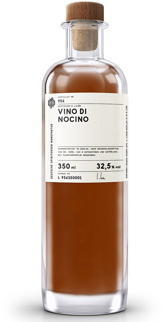 Eine Flasche des Likörweins 956 »Vino di Nocino« mit brauner Flüssigkeit und einem Korkverschluss. Das Etikett auf der Vorderseite zeigt den Namen des Produkts und einige Informationen zur Flasche.