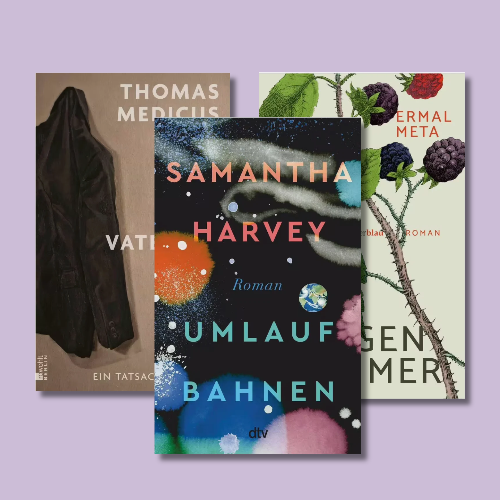 Link zur Kategorie Bücher, die die Welt anhalten: Drei überlappende Roman-Cover vor fliederfarbenem Hintergrund. Vorn liegt „Umlaufbahnen“ von Samantha Harvey, ein schwarzes Cover mit farbigen, planetenartigen Flecken und weißen Punkten. Dahinter links ist ein beigefarbenes Buch von Thomas Medicus mit schwarzem Mantelmotiv, rechts ein cremefarbenes, teilweise verdecktes Cover von Ermal Meta mit Brombeerzweigen.