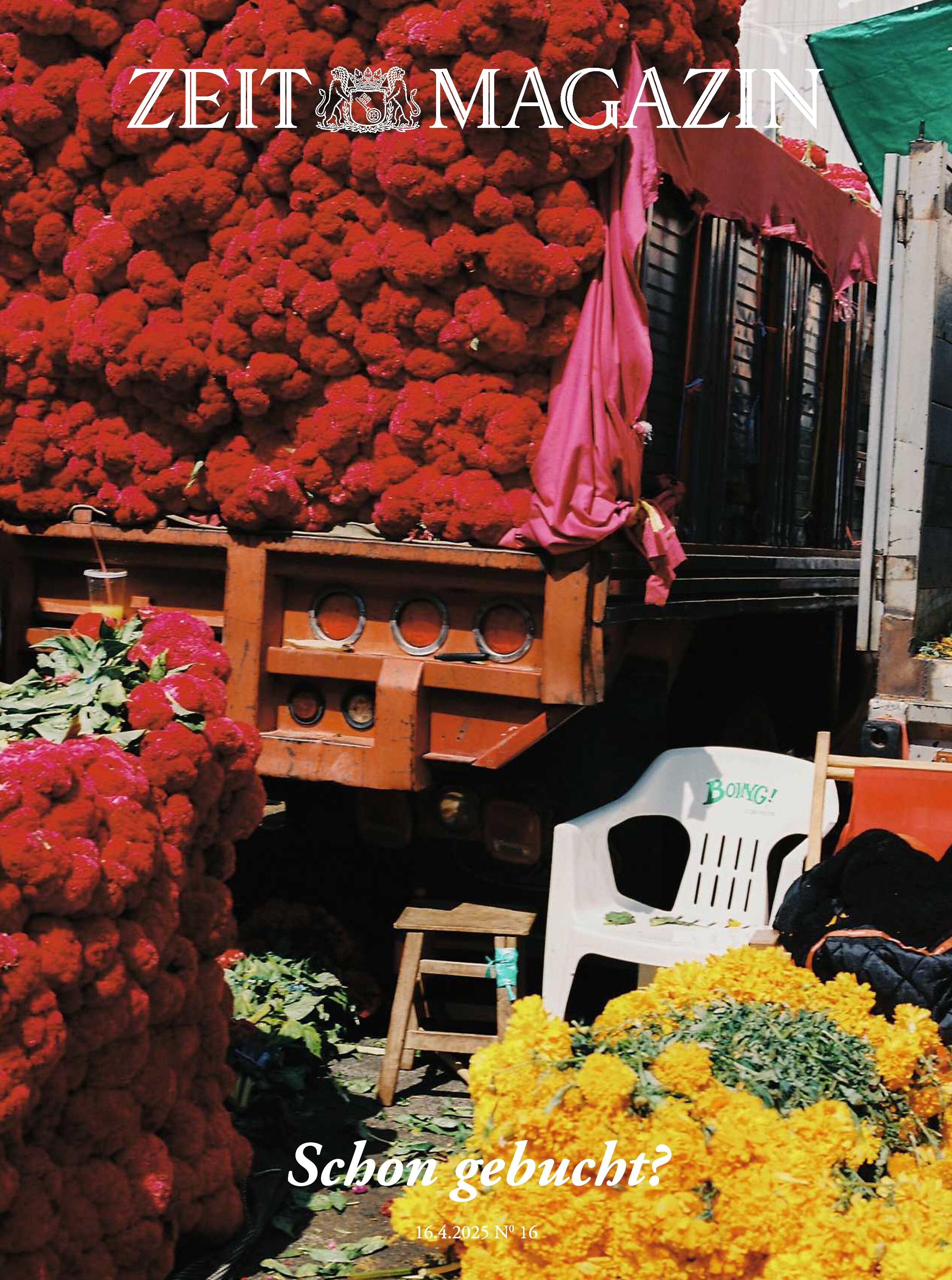 Eine farbenfrohe Szene mit zahlreichen roten und gelben Blumen auf einem Lkw, daneben ein weißer Plastikstuhl. Im Hintergrund sind Teile eines Gebäudes sichtbar. Der Text 'ZEIT MAGAZIN' ist oben zu sehen, gefolgt von 'Schon gebucht?' unten auf dem Bild.