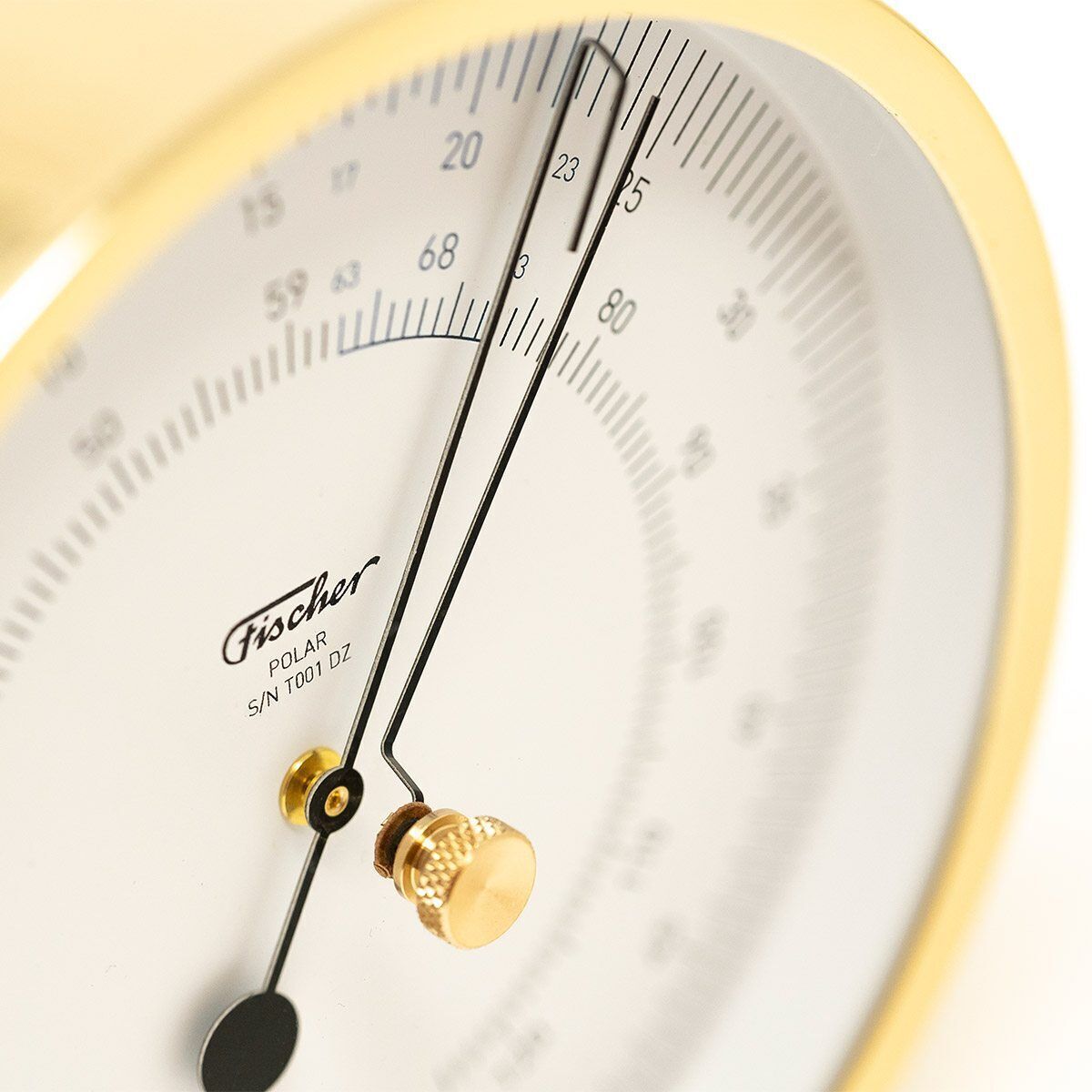 Nahaufnahme eines ZEIT-Sonderedition »POLAR Thermometer« von Fischer. Das Bild zeigt ein stilvolles Temperaturmessgerät mit einem goldenen Gehäuse und klar ablesbarer Skala, sowie präzisen Markierungen. Die Zeiger und Markierungen sind schwarz auf einem weißen Hintergrund.